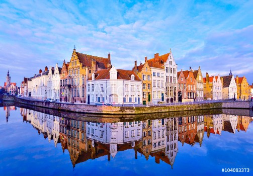 Image de Cityscape view of Bruges and traditional houses reflected in water at sunrise in Belgium